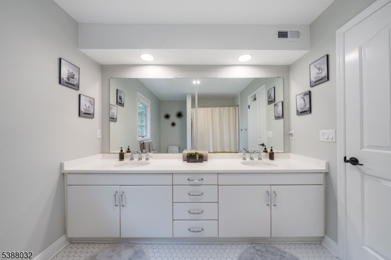 Bathroom, Dual Sink Vanities, Interior, Recessed Lighting