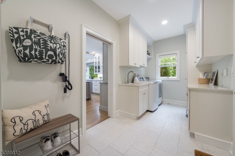 Interior, Recessed Lighting, Washer, Wood Texture Flooring