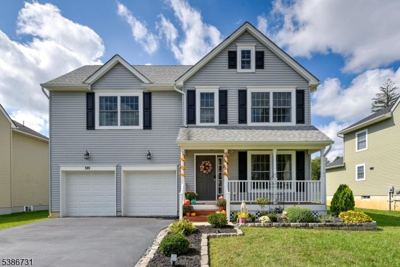 Attached, Exterior, Facade, American Craftsman