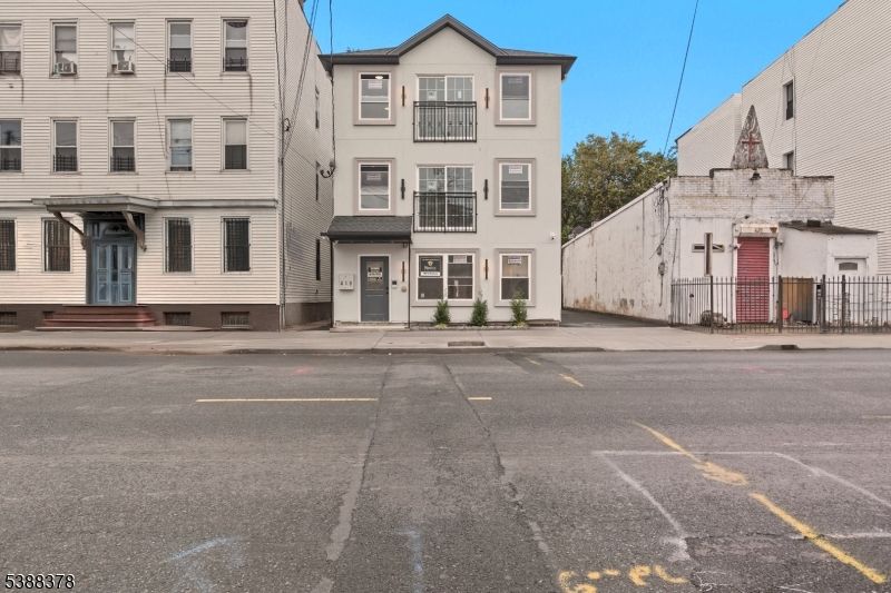 Exterior, Facade, Rowhouse