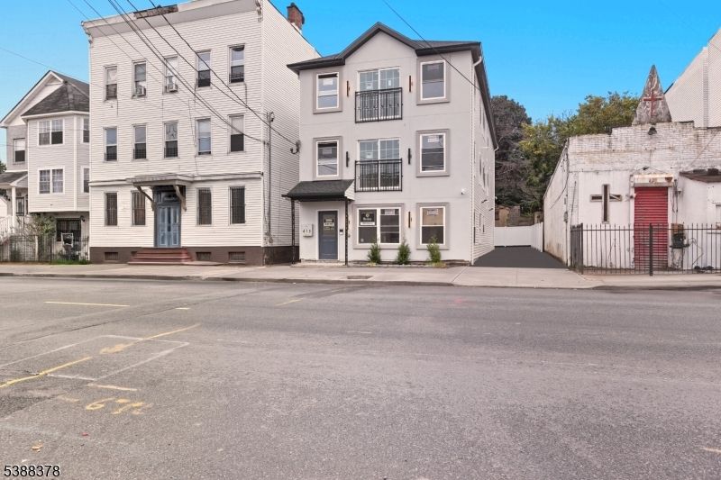 Attached, Exterior, Facade, Rowhouse
