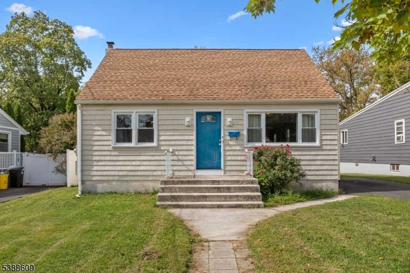 Exterior, Facade, Cape Cod