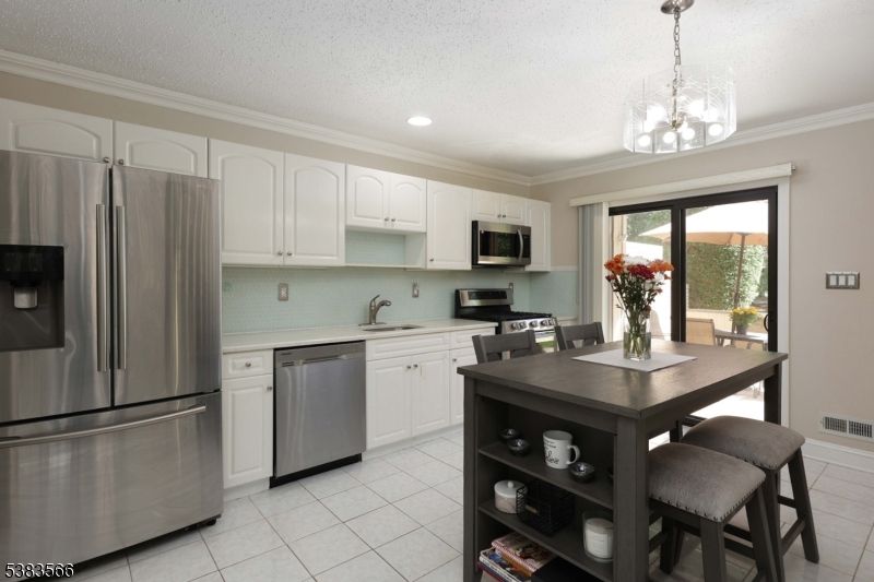 Chandelier, Dining room, Interior, Kitchen, Recessed Lighting, Stainless Steel Appliances
