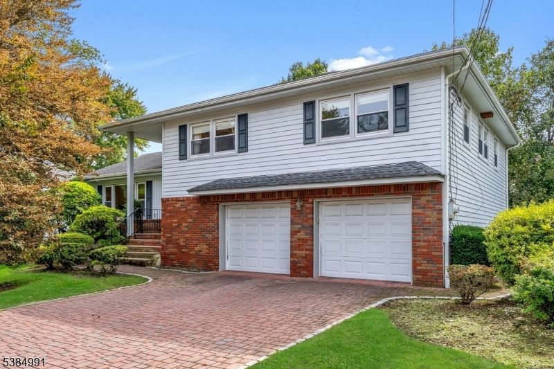 Attached, Exterior, Facade, Brick Facade, Split Level