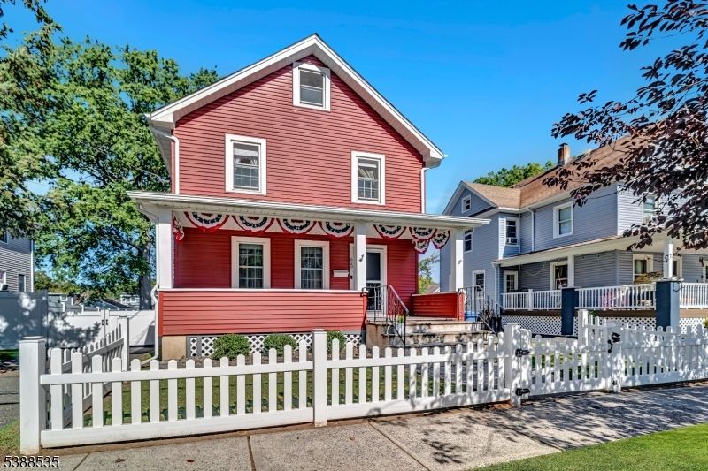 Exterior, Facade, Queen Anne Victorian
