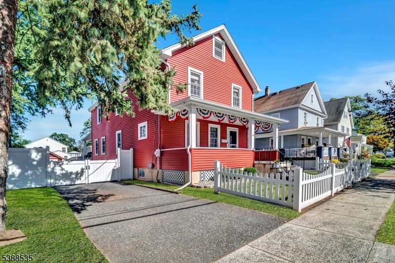 Exterior, Facade, Queen Anne Victorian