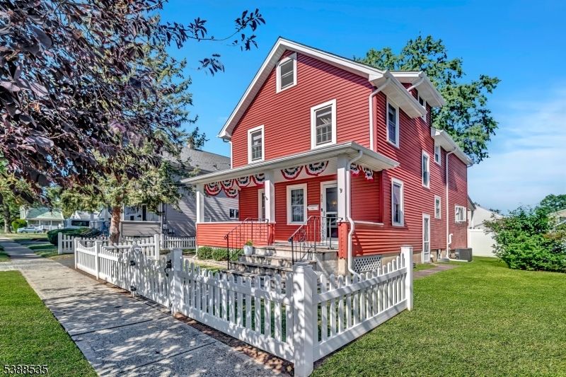 Backyard, Exterior, Facade, Queen Anne Victorian