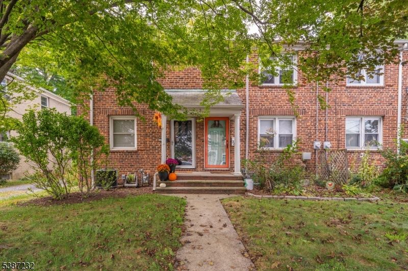 Exterior, Facade, Brick Facade, Georgian