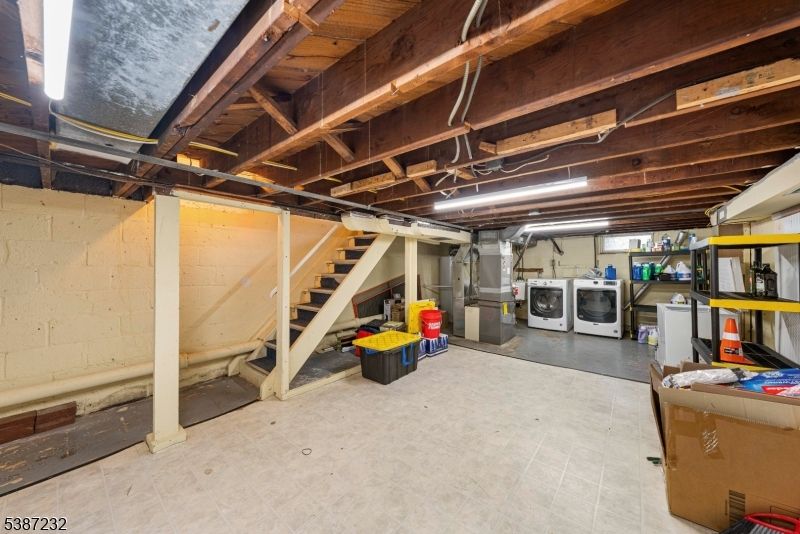 Garage, Interior, Washer, Wooden Beams