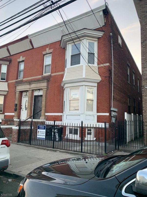 Exterior, Facade, Brick Facade, Rowhouse