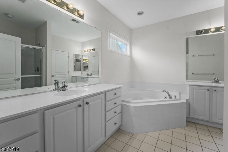 Bathroom, Dual Sink Vanities, Interior, Recessed Lighting