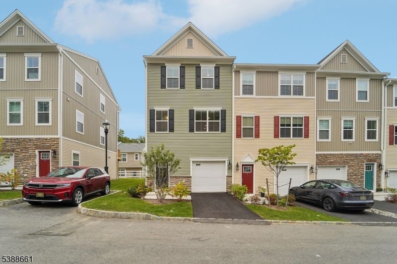Attached, Exterior, Facade, Rowhouse
