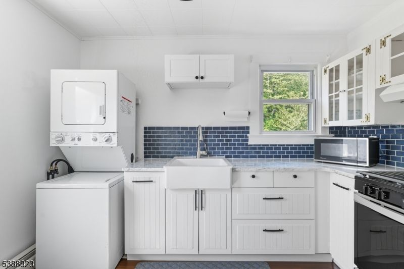 Interior, Kitchen, Washer, Wood Texture Flooring