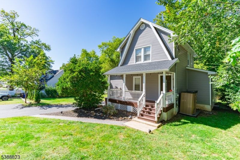 Exterior, Facade, Queen Anne Victorian