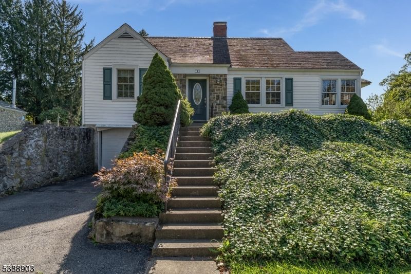 Attached, Exterior, Facade, Cape Cod