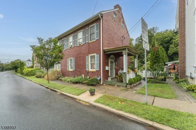 Exterior, Facade, Brick Facade, Rowhouse