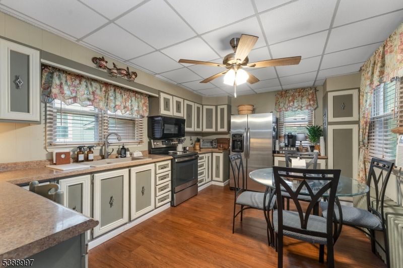 Dining room, Interior, Kitchen, Stainless Steel Appliances, Wood Texture Flooring