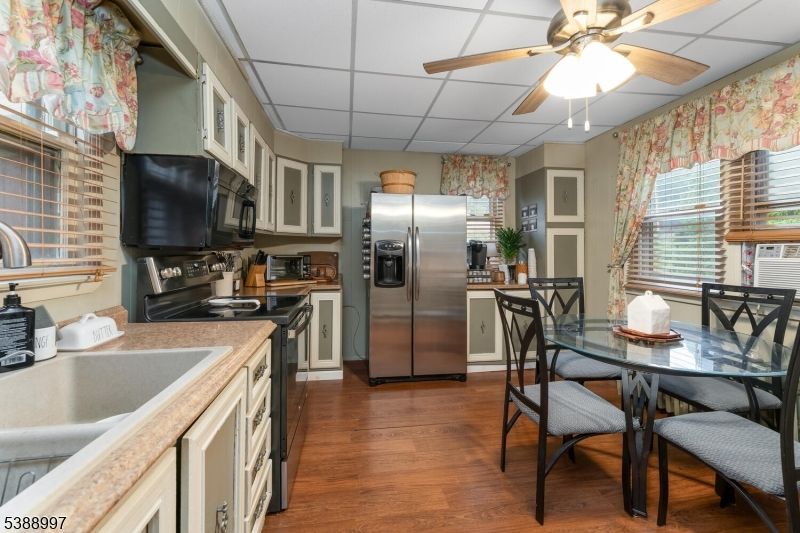 Dining room, Interior, Kitchen, Stainless Steel Appliances, Wood Texture Flooring