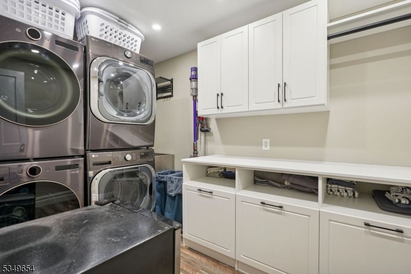 Interior, Recessed Lighting, Washer, Wood Texture Flooring