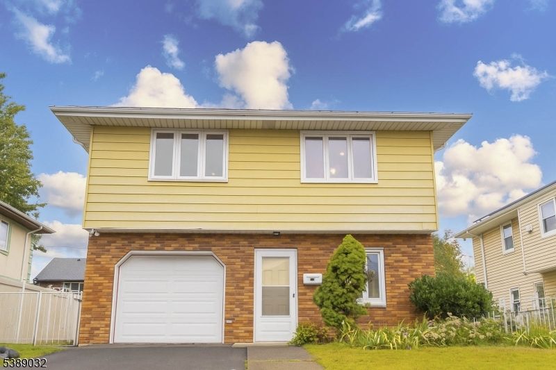 Attached, Exterior, Facade, Brick Facade, American Foursquare