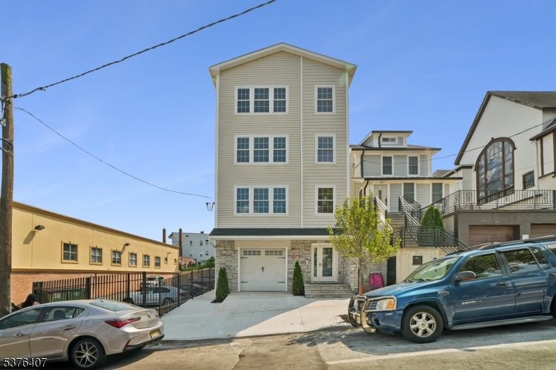 Attached, Exterior, Facade, Rowhouse