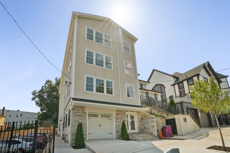 Attached, Exterior, Facade, Rowhouse
