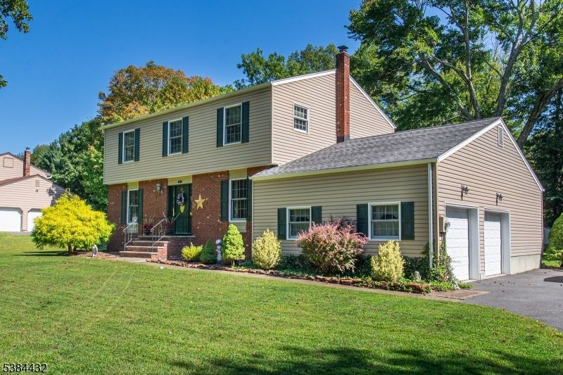 Attached, Exterior, Facade, Brick Facade, Split Level