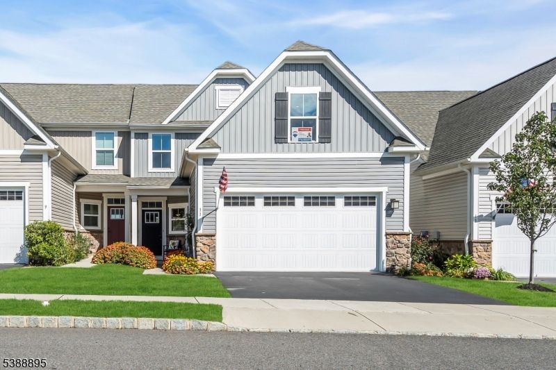 Attached, Exterior, Facade, American Craftsman