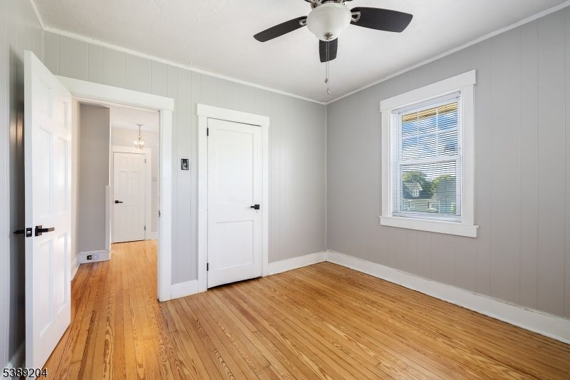 Empty room, Interior, Pendant Lights, Wood Texture Flooring