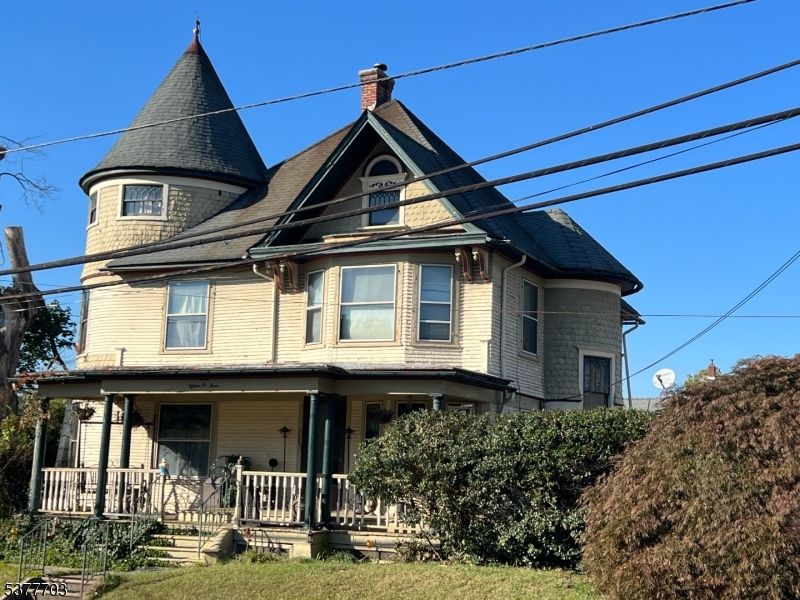 Exterior, Facade, Queen Anne Victorian