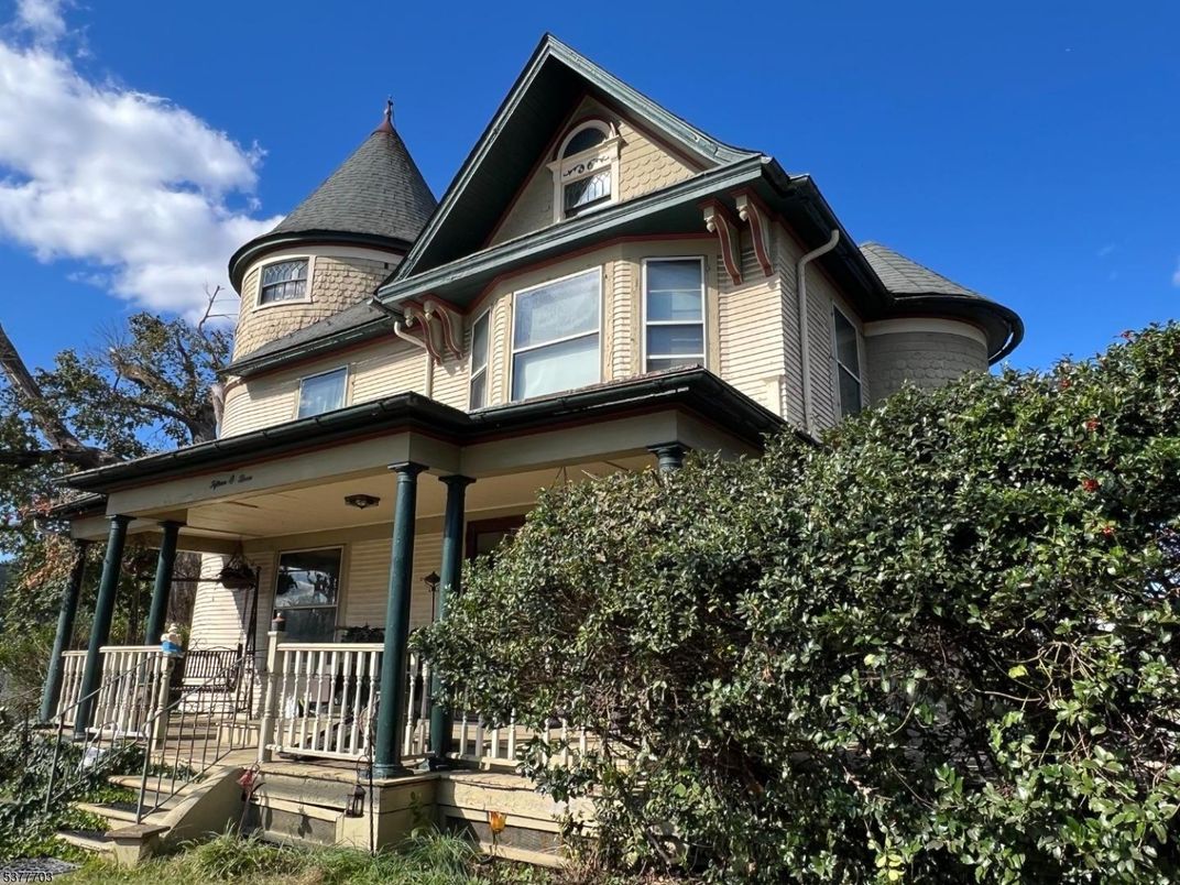 Exterior, Facade, Queen Anne Victorian