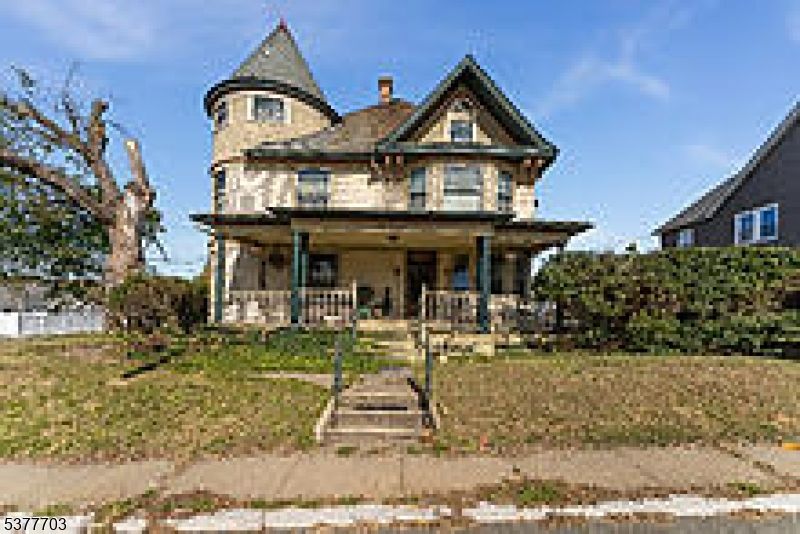 Exterior, Facade, Queen Anne Victorian