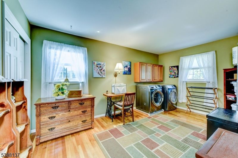 Interior, Recessed Lighting, Washer, Wood Texture Flooring