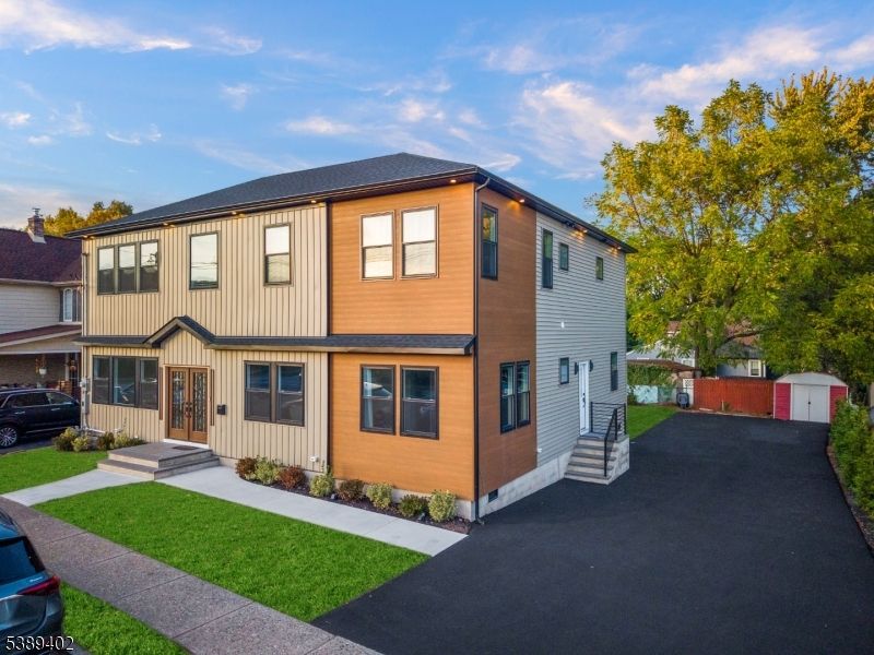 Exterior, Facade, Raised Ranch