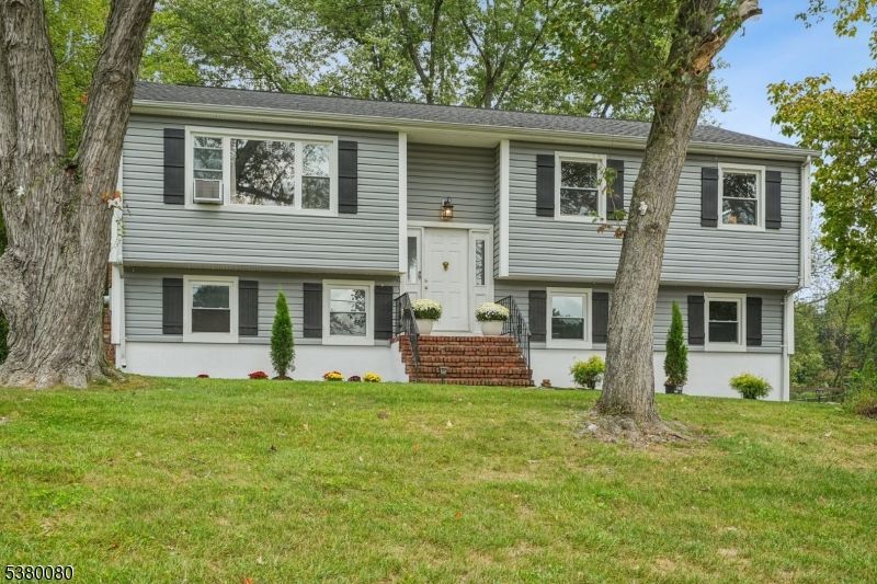 Exterior, Facade, Raised Ranch