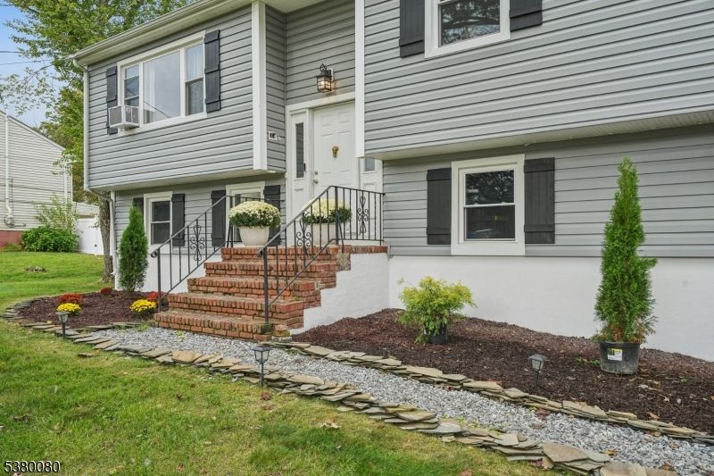 Exterior, Facade, Raised Ranch