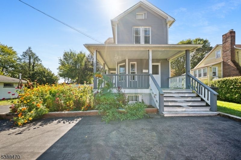 Exterior, Facade, Queen Anne Victorian