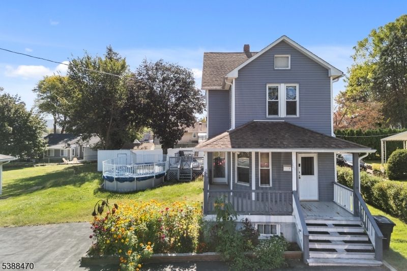 Backyard, Exterior, Facade, Queen Anne Victorian