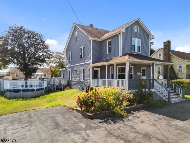 Backyard, Exterior, Facade, Queen Anne Victorian