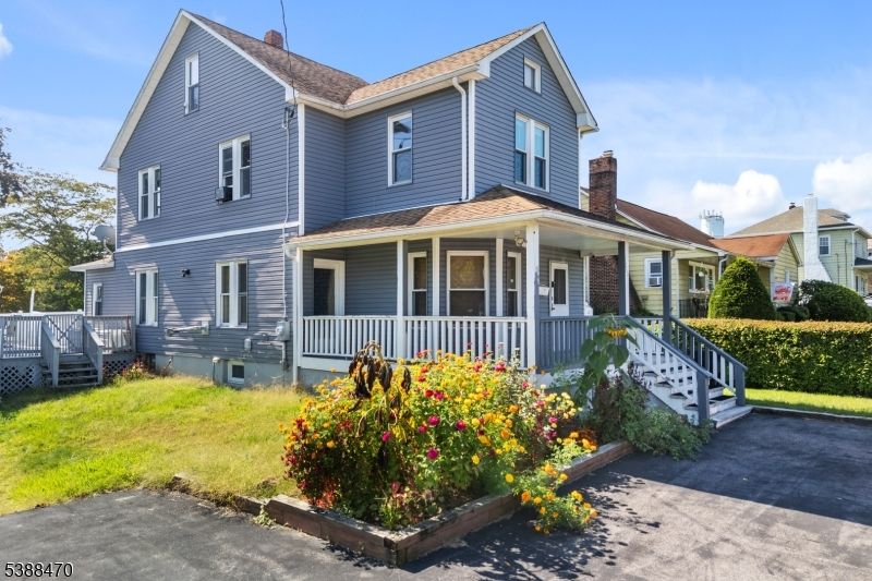 Exterior, Facade, Queen Anne Victorian