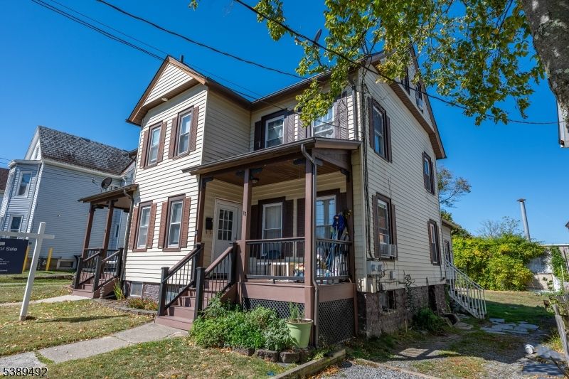 Exterior, Facade, Queen Anne Victorian