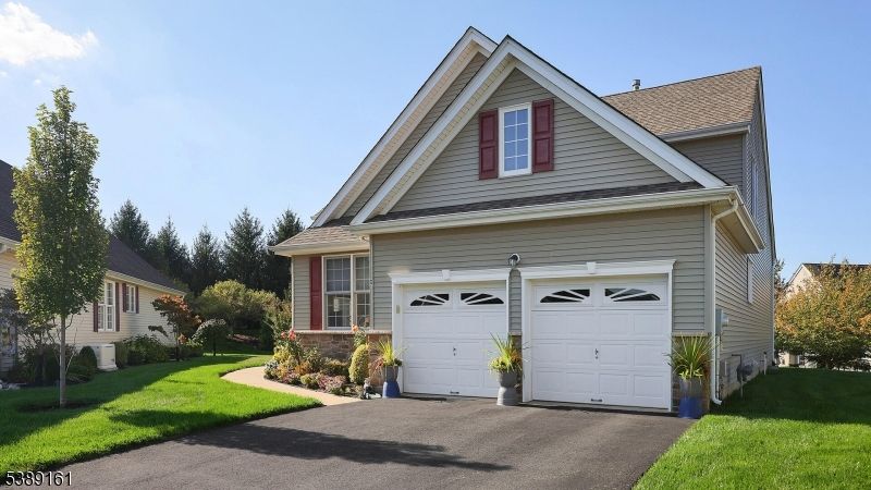 Attached, Exterior, Facade, American Craftsman