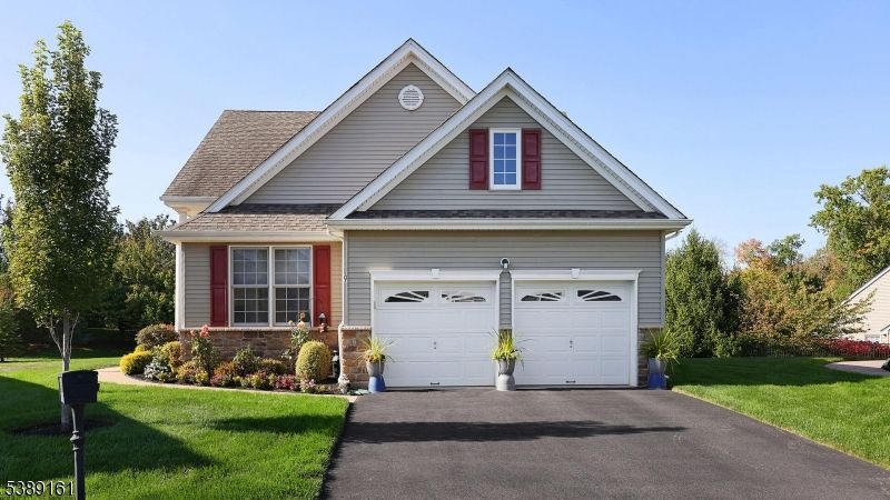 Attached, Exterior, Facade, American Craftsman