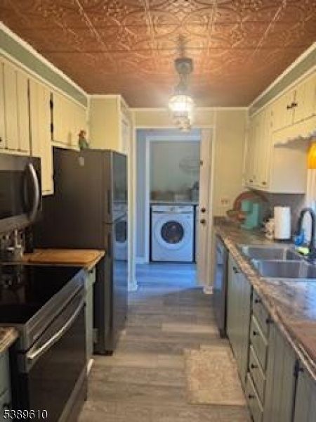 Chandelier, Interior, Kitchen, Washer, Wood Texture Flooring