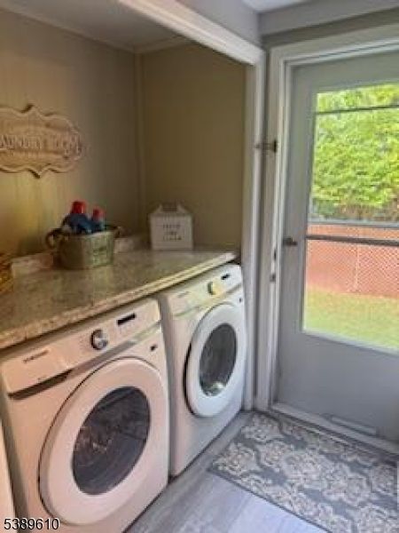 Interior, Recessed Lighting, Washer, Wood Texture Flooring