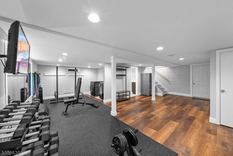 Fitness Equipment, Interior, Recessed Lighting, Wood Texture Flooring