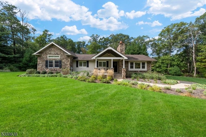 Backyard, Exterior, Facade, Brick Facade, Ranch