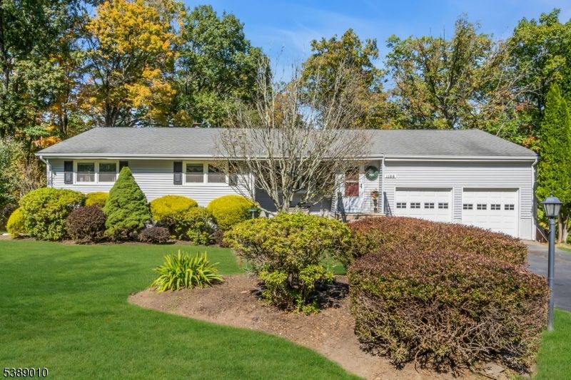 Attached, Exterior, Facade, Cape Cod