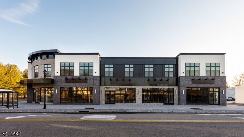 Exterior, Facade, Modern