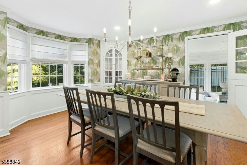 Chandelier, Dining room, Interior, Recessed Lighting, Wood Texture Flooring